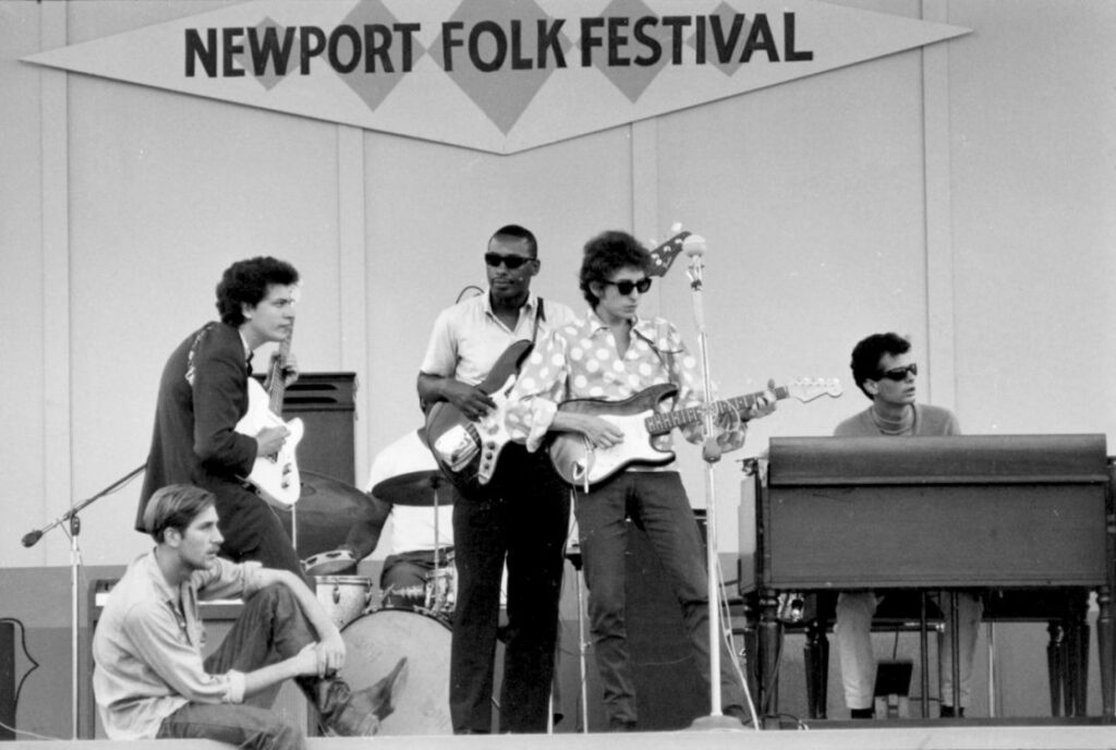 1965-newport-dylan-on-stage